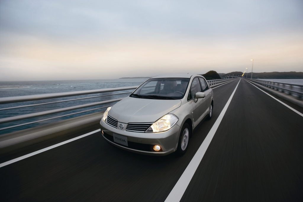 Nissan Tiida. Front. ���c�� �����